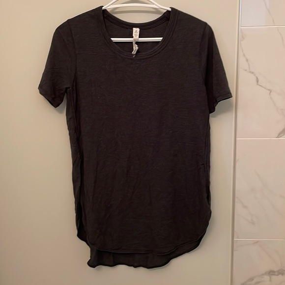 Lululemon Om Tee, size 6, charcoal, very good condition - Picture 2 of 4